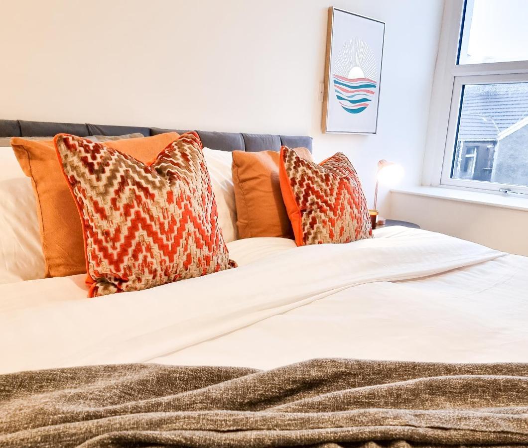 Spacious 3-Bed Near The City Centre Суонзи Екстериор снимка