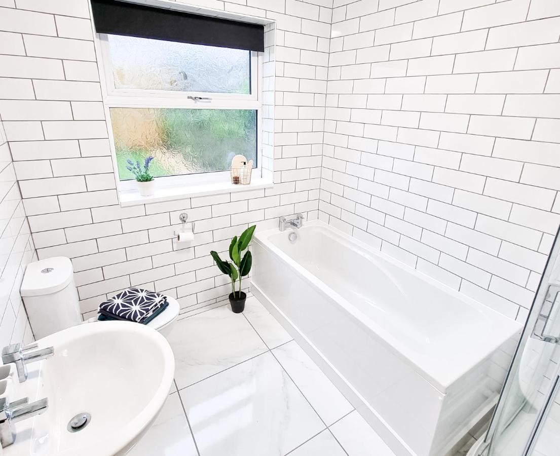 Spacious 3-Bed Near The City Centre Суонзи Екстериор снимка
