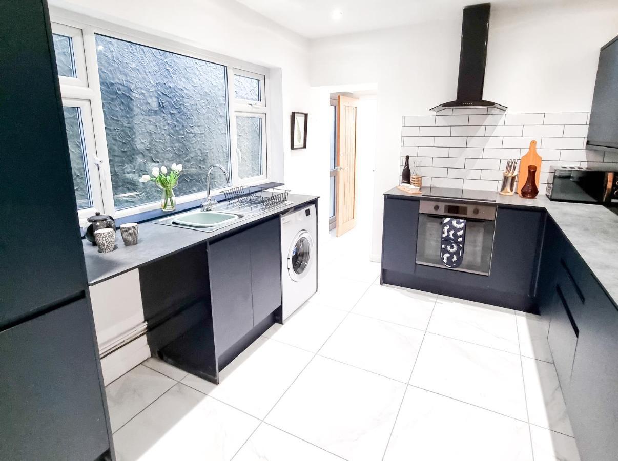 Spacious 3-Bed Near The City Centre Суонзи Екстериор снимка