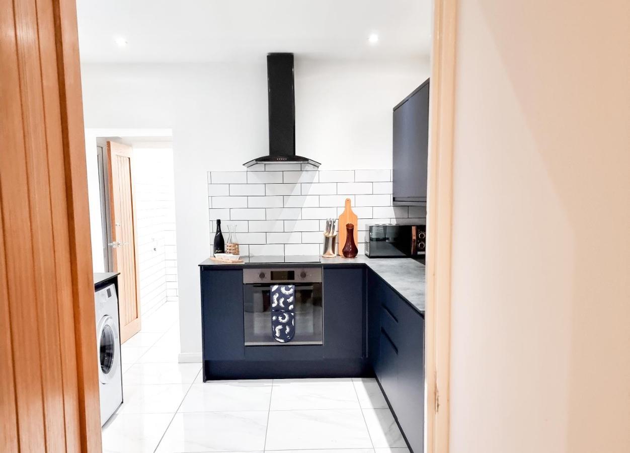 Spacious 3-Bed Near The City Centre Суонзи Екстериор снимка