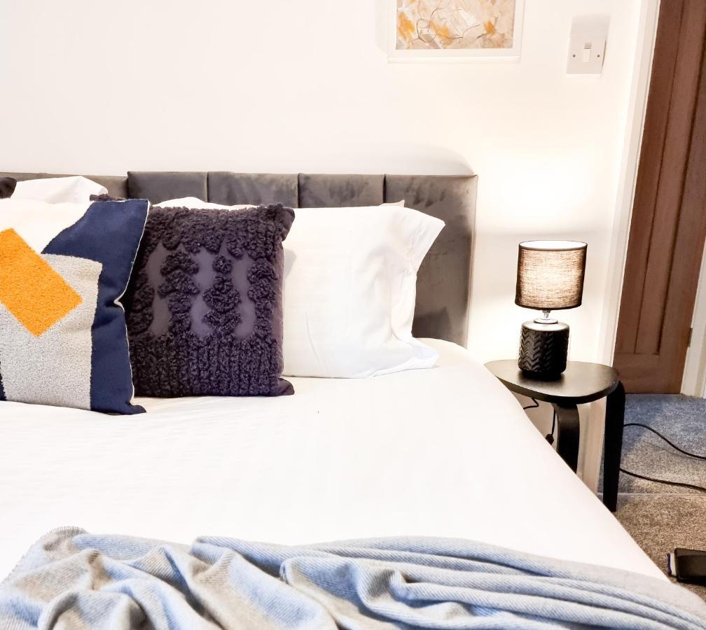 Spacious 3-Bed Near The City Centre Суонзи Екстериор снимка