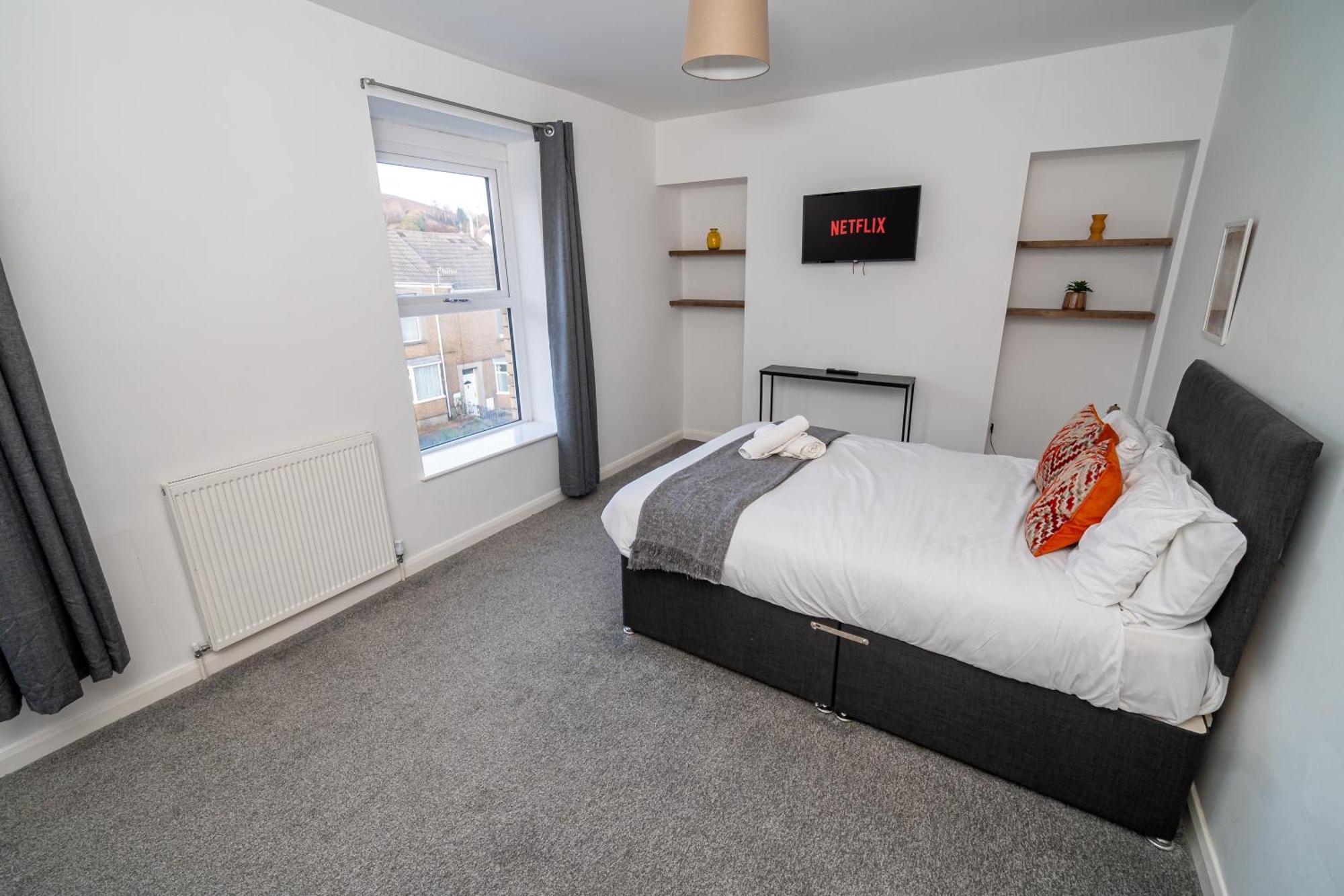 Spacious 3-Bed Near The City Centre Суонзи Екстериор снимка
