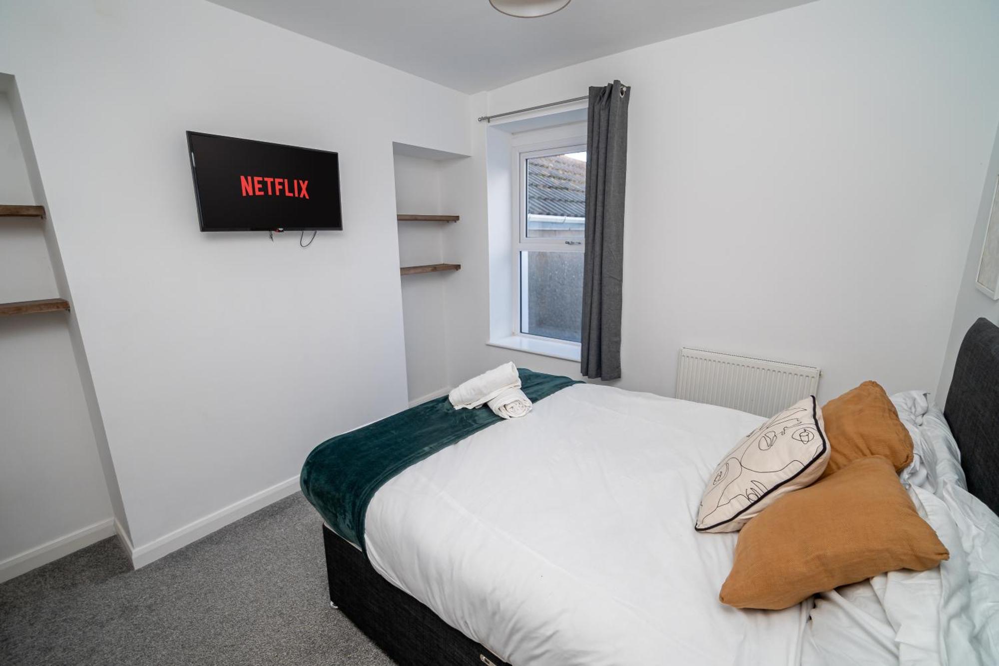 Spacious 3-Bed Near The City Centre Суонзи Екстериор снимка