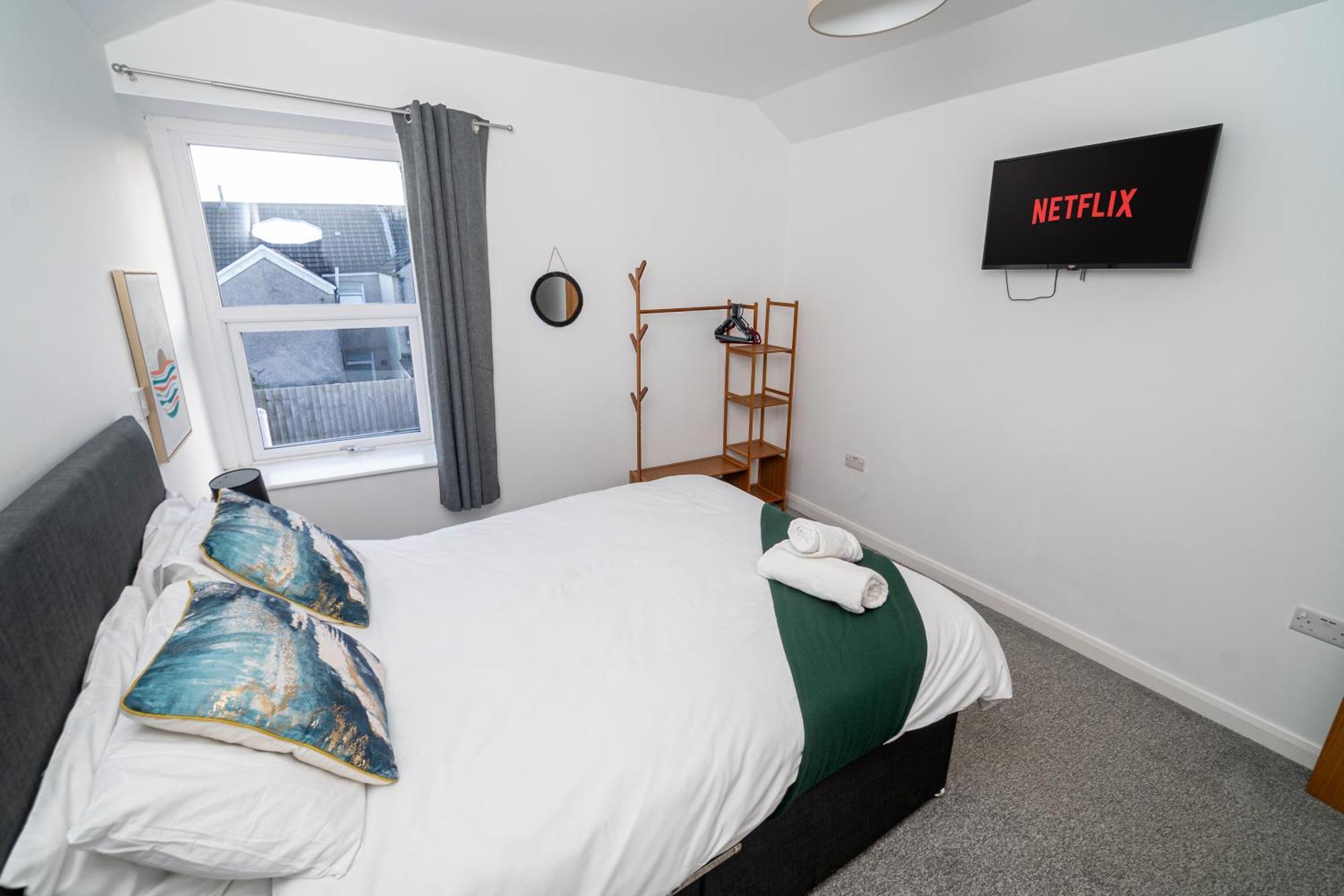 Spacious 3-Bed Near The City Centre Суонзи Екстериор снимка