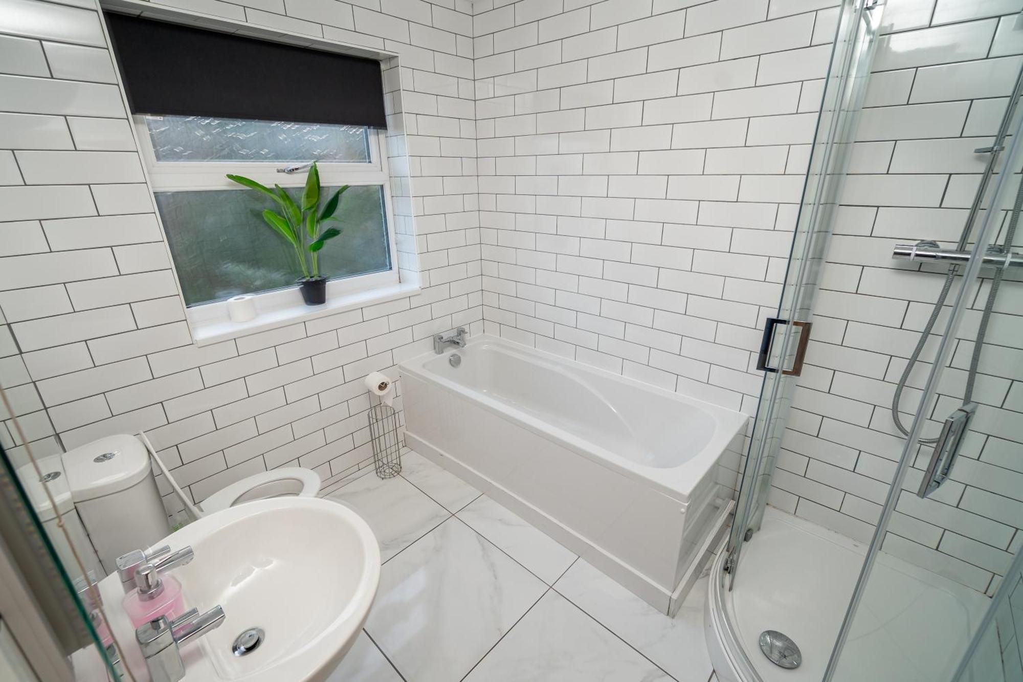 Spacious 3-Bed Near The City Centre Суонзи Екстериор снимка