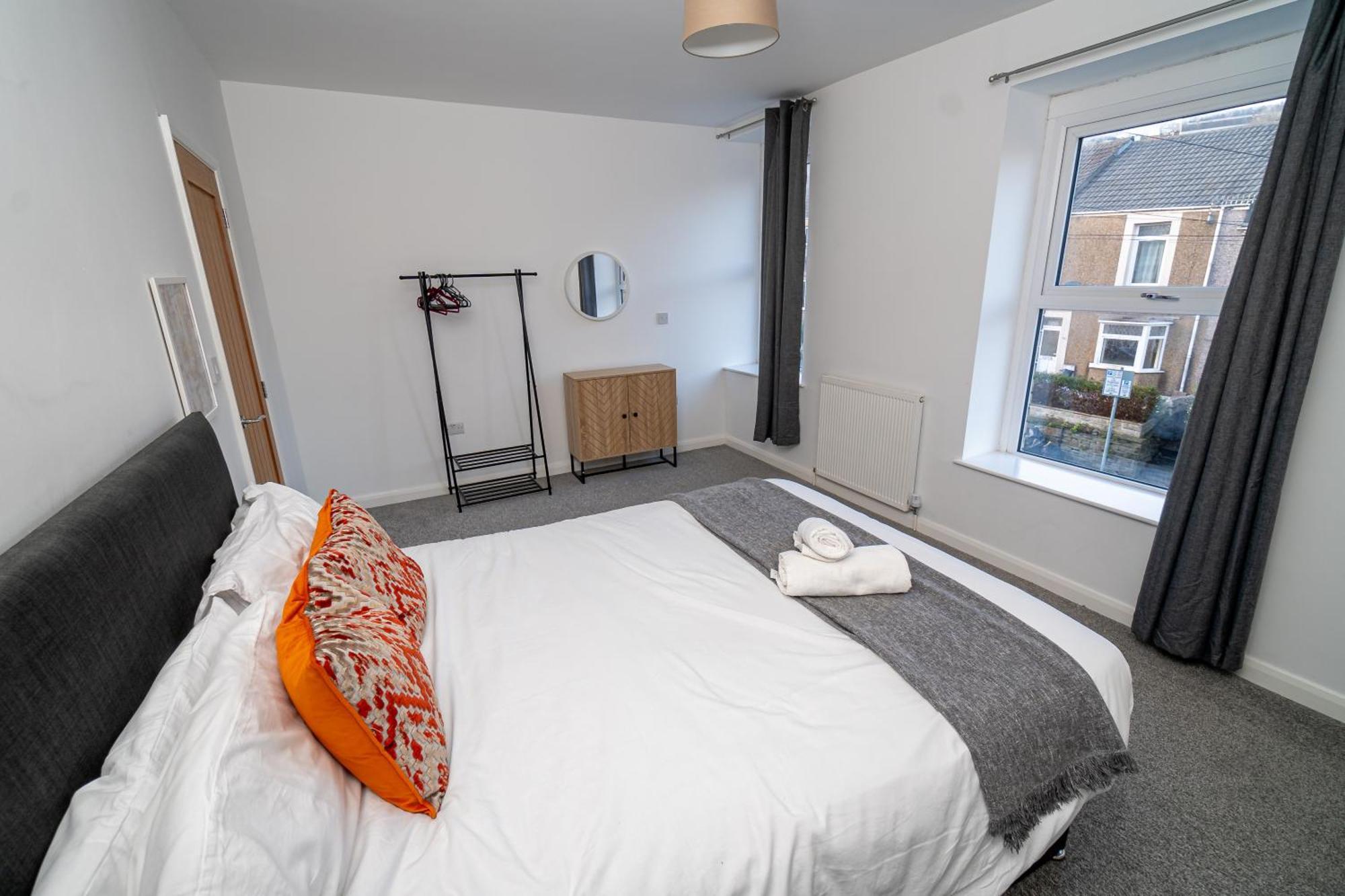 Spacious 3-Bed Near The City Centre Суонзи Екстериор снимка