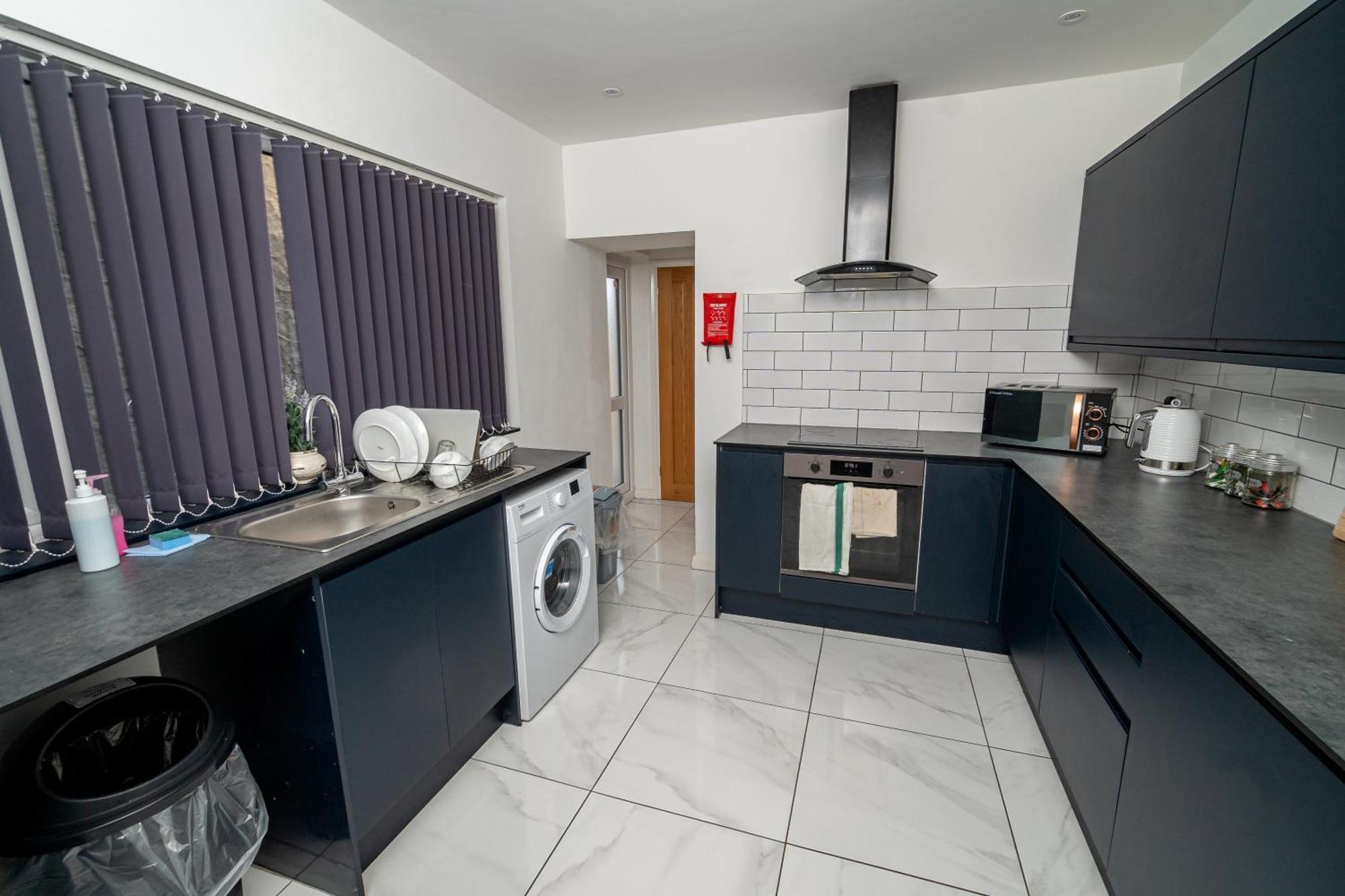 Spacious 3-Bed Near The City Centre Суонзи Екстериор снимка