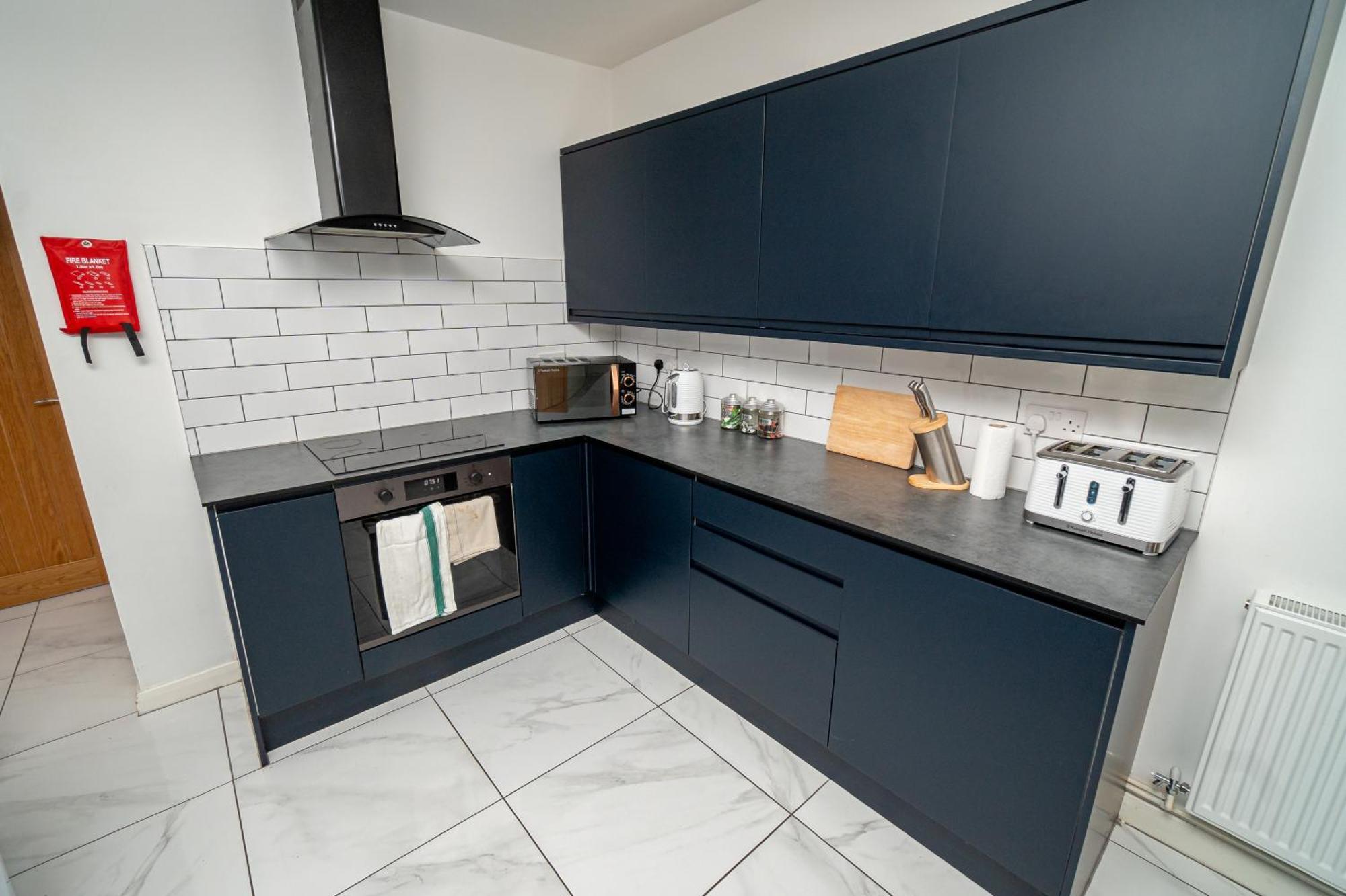 Spacious 3-Bed Near The City Centre Суонзи Екстериор снимка