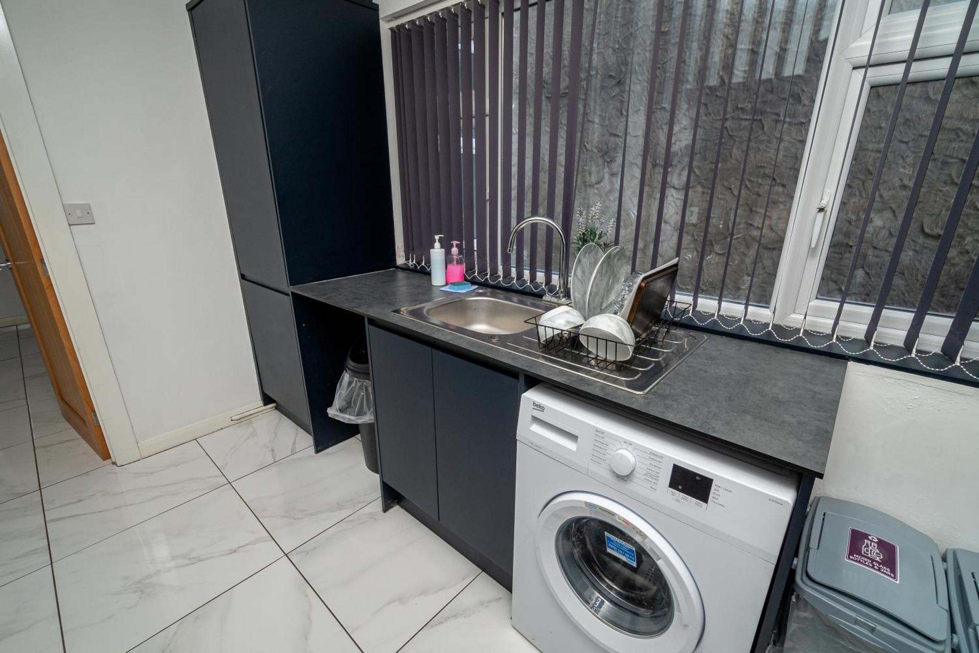 Spacious 3-Bed Near The City Centre Суонзи Екстериор снимка