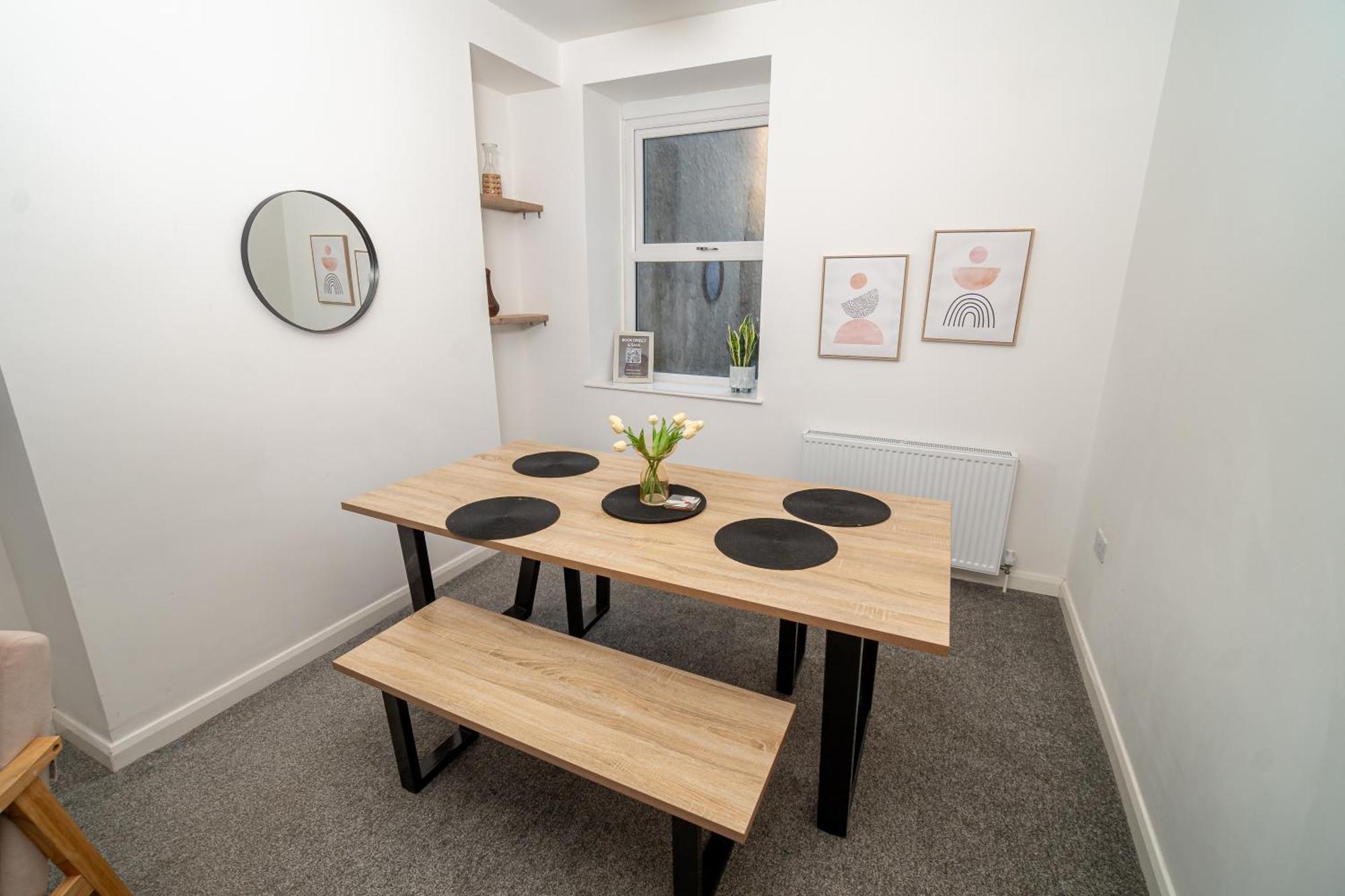 Spacious 3-Bed Near The City Centre Суонзи Екстериор снимка