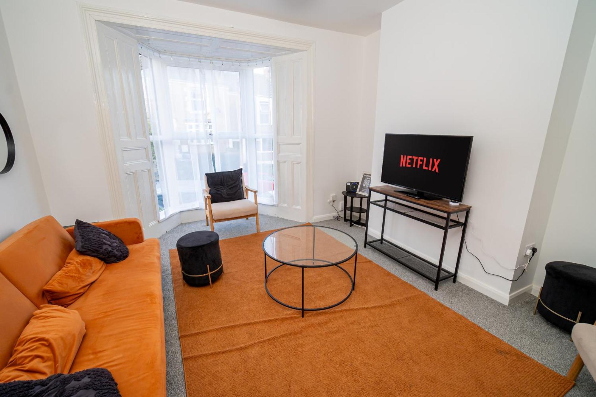 Spacious 3-Bed Near The City Centre Суонзи Екстериор снимка